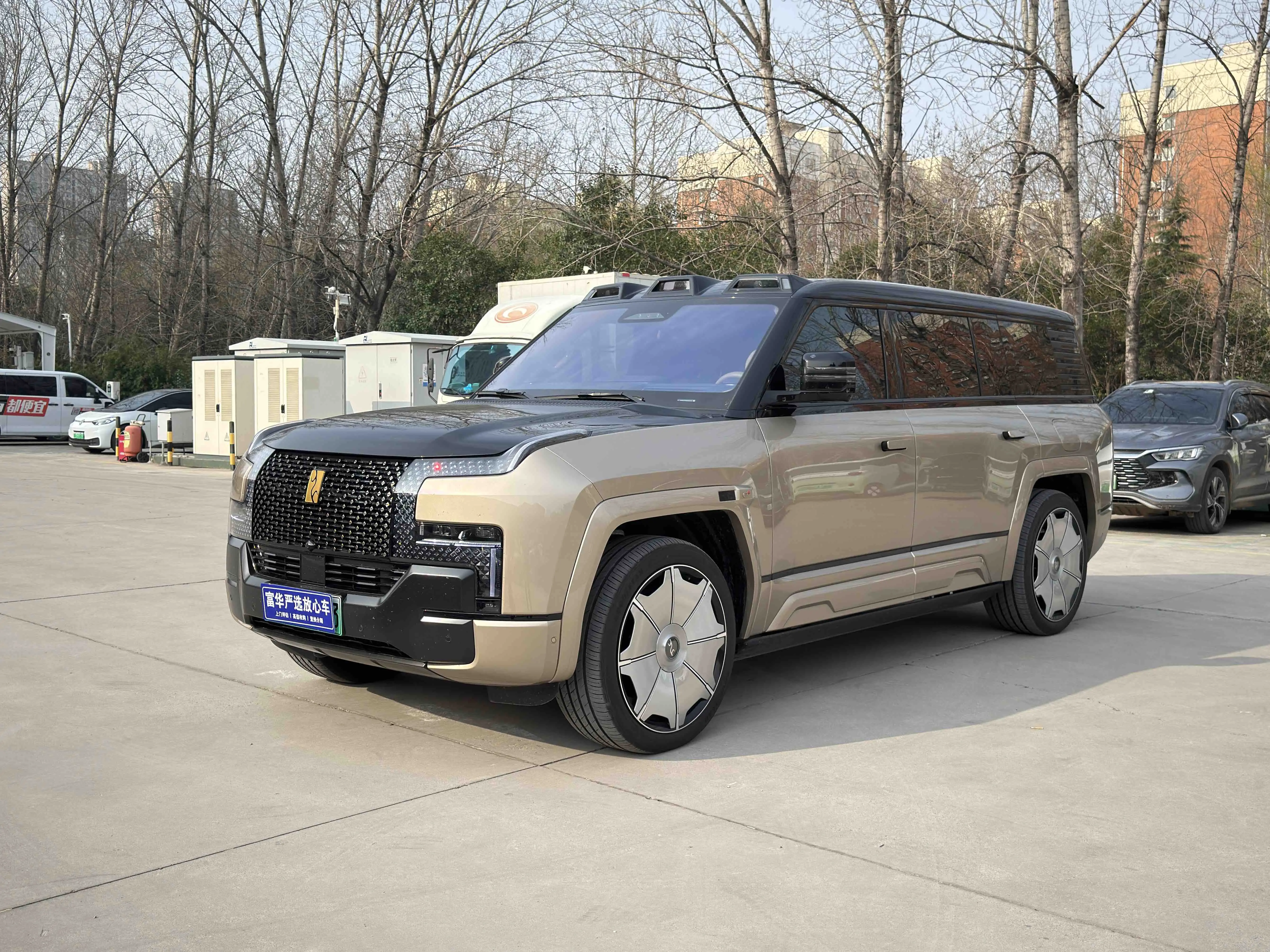 BYD Looking up at the U8L  из Китая