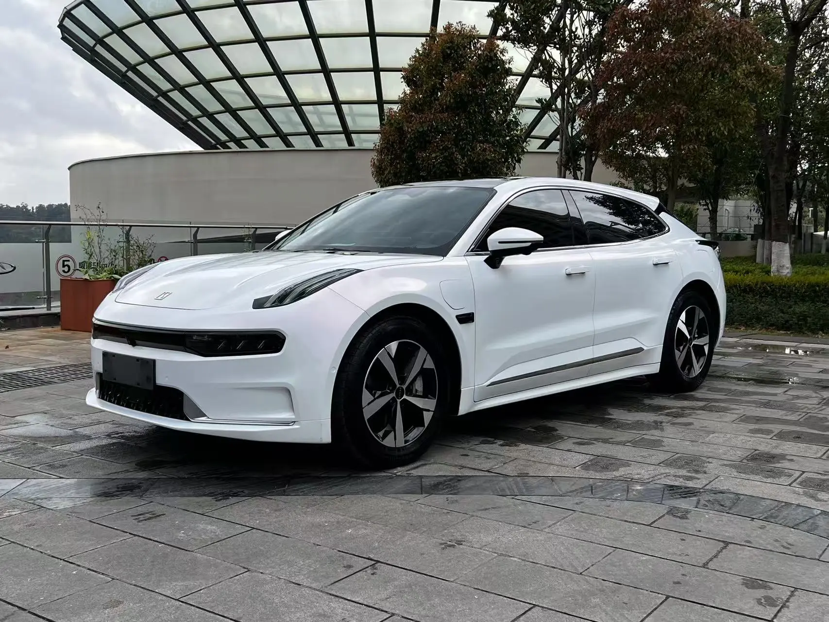 ZEEKR 001