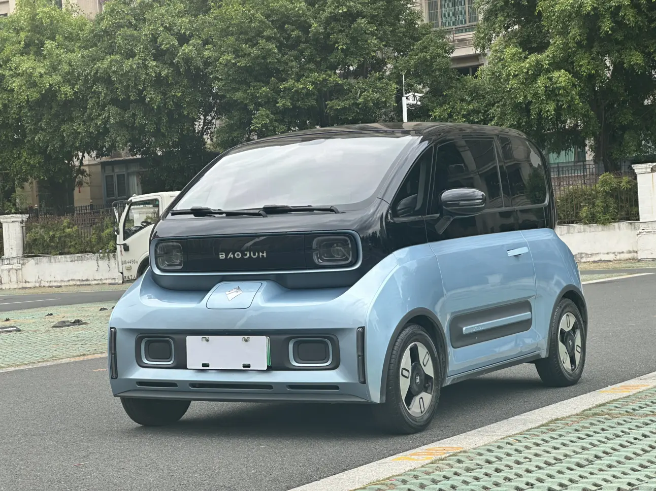 Baojun E300  из Китая