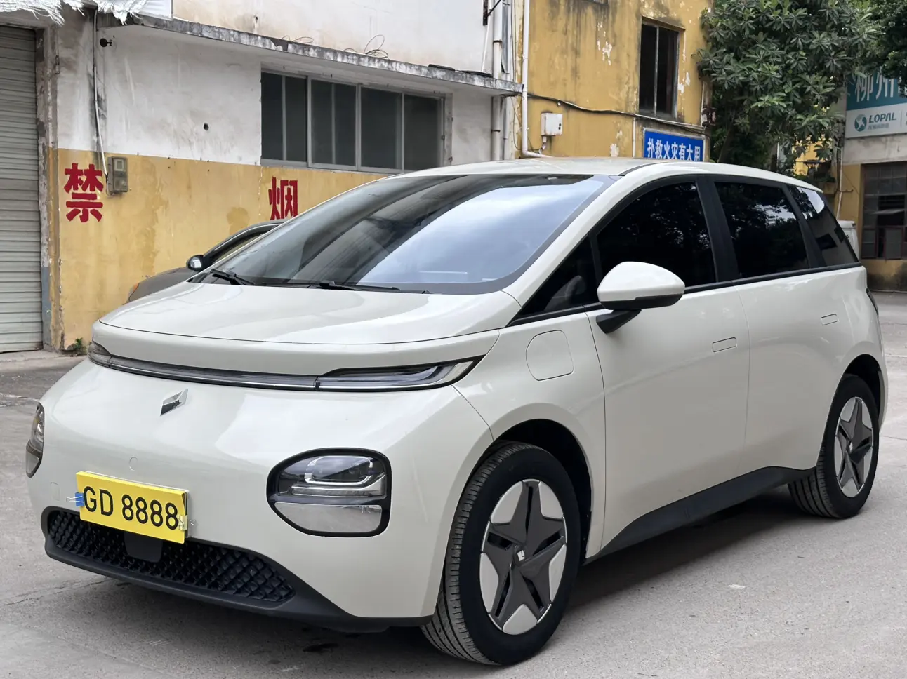 Baojun Clouds  из Китая