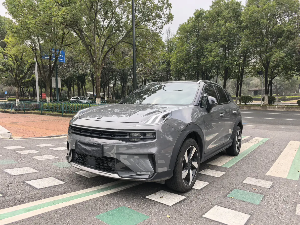Lynk & Co 06