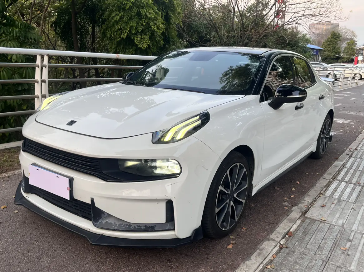 Lynk & Co 03