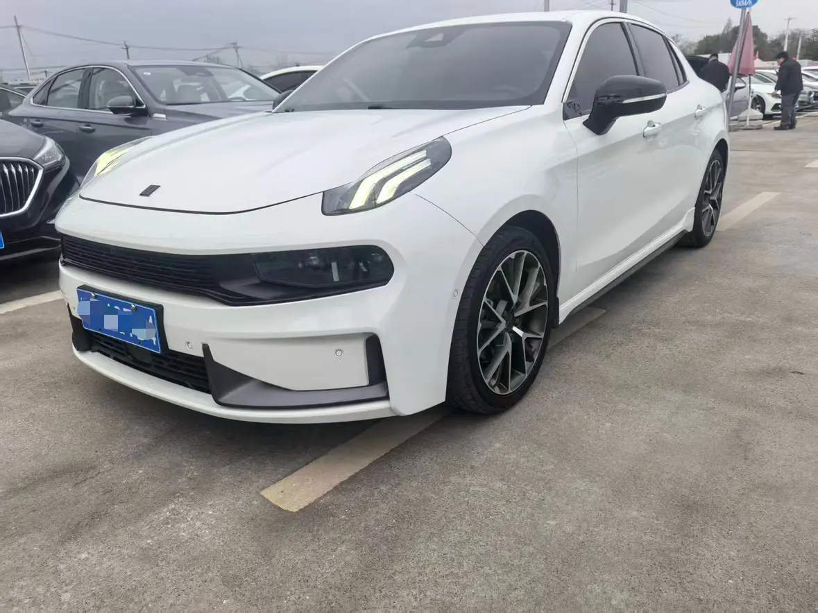 Lynk & Co 03