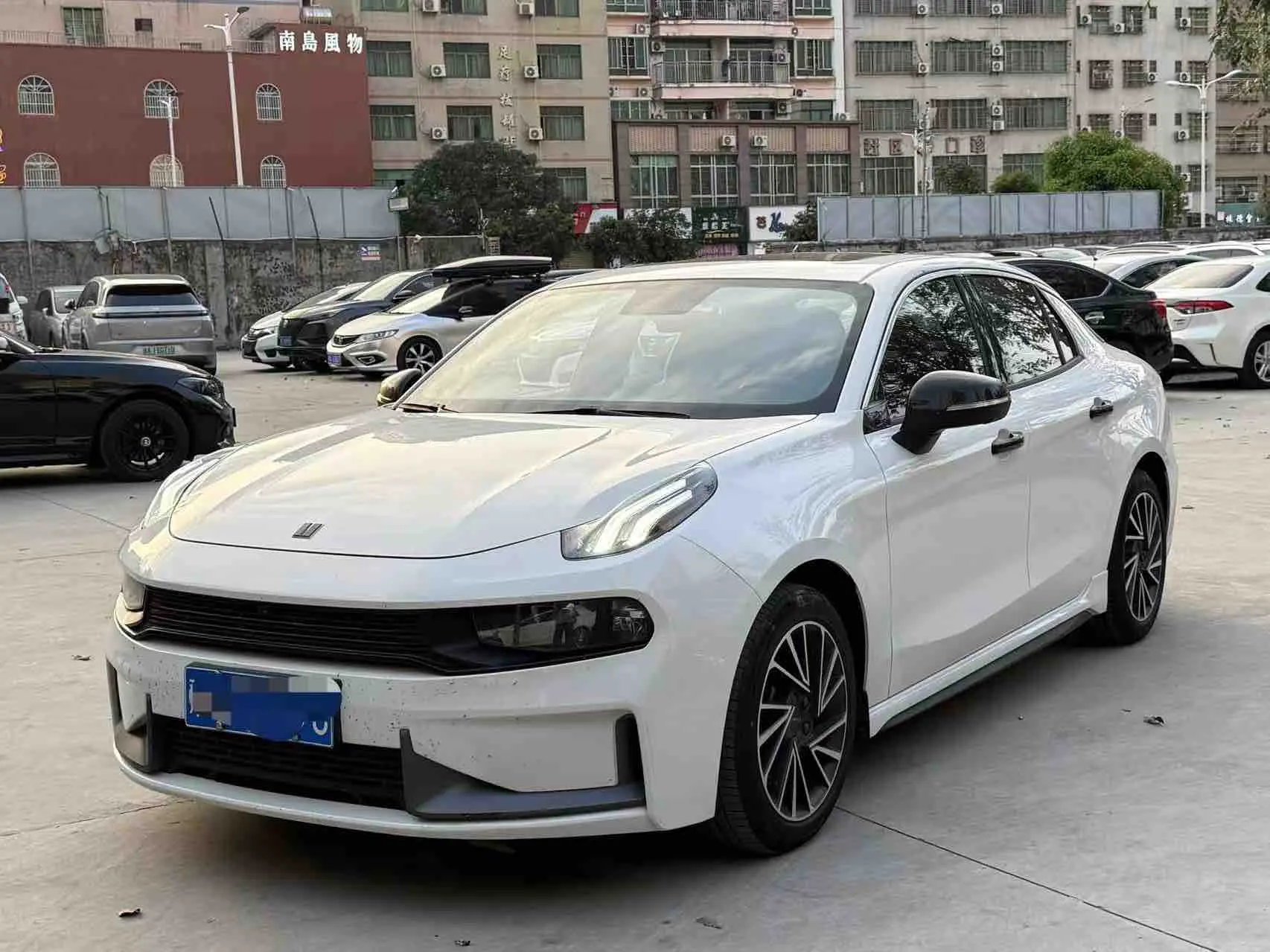 Lynk & Co 03
