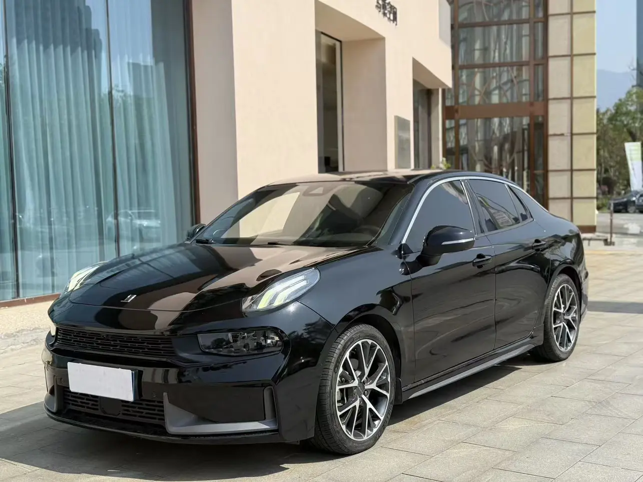 Lynk & Co 03