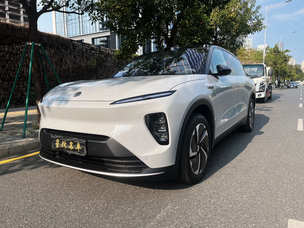 NIO ES8