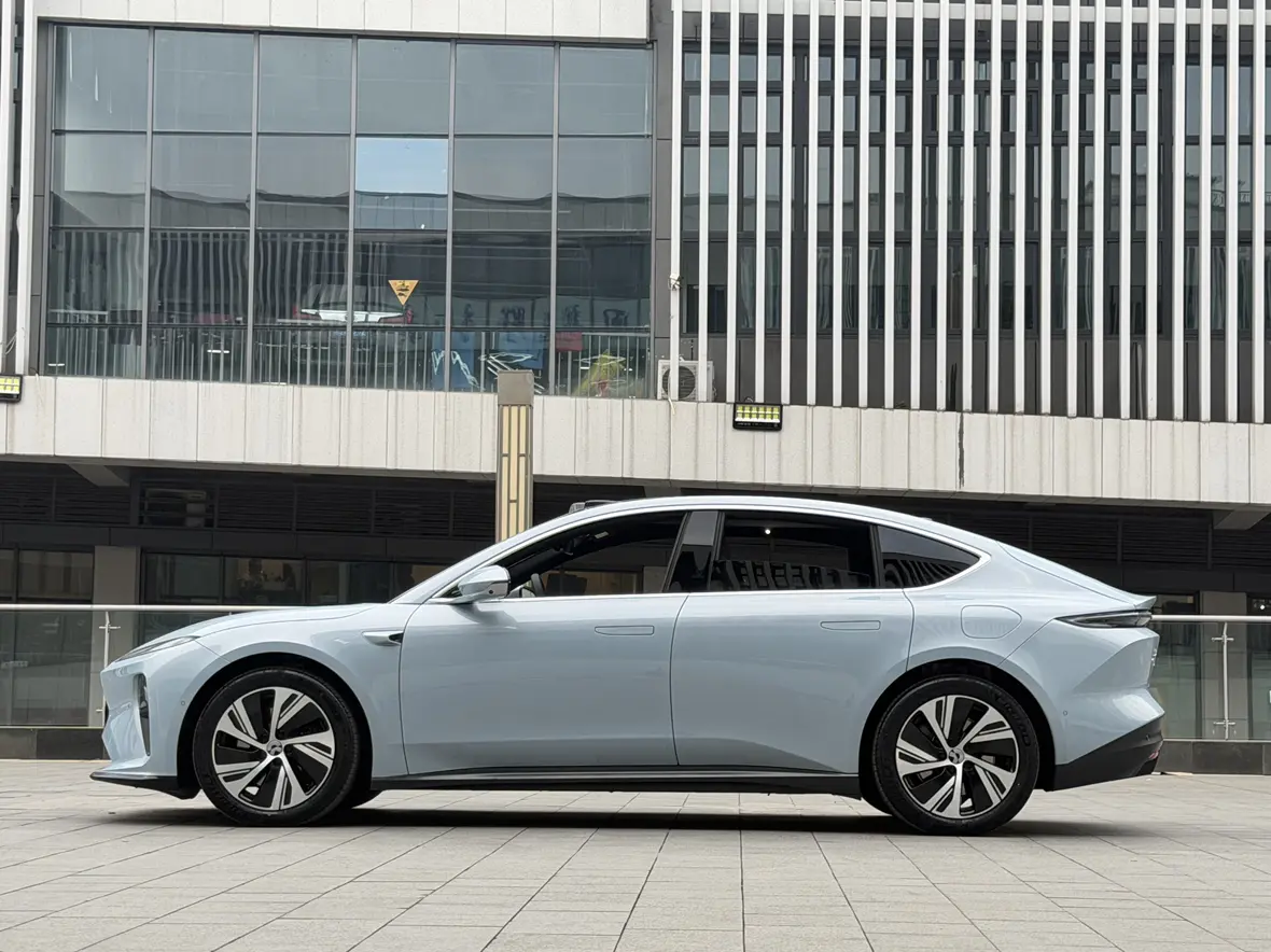 NIO ET5