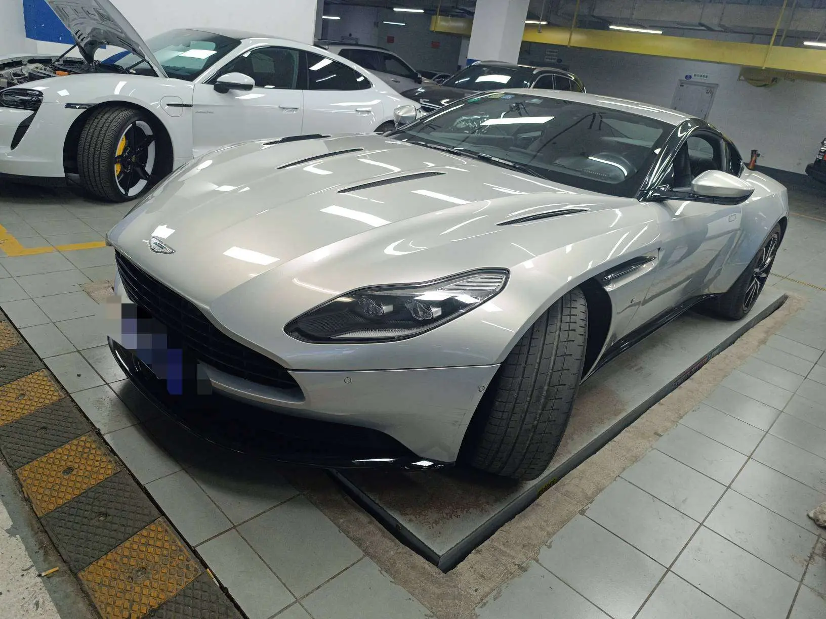 Aston Martin DB11
