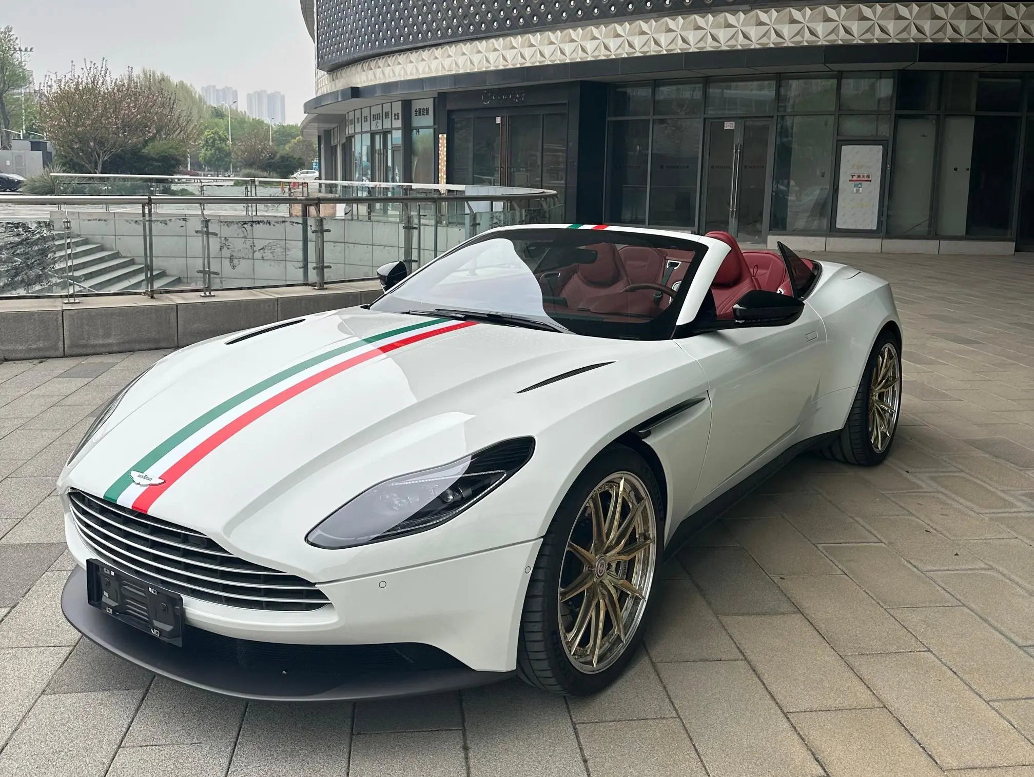 Aston Martin DB11
