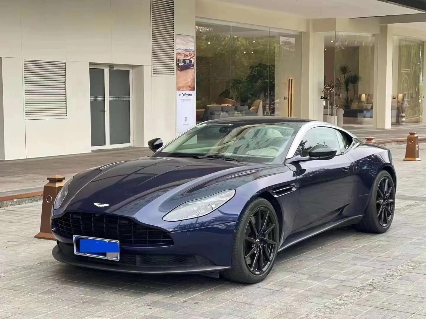 Aston Martin DB11