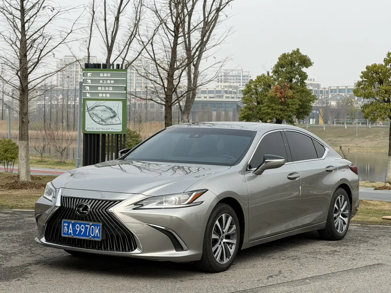 Lexus ES