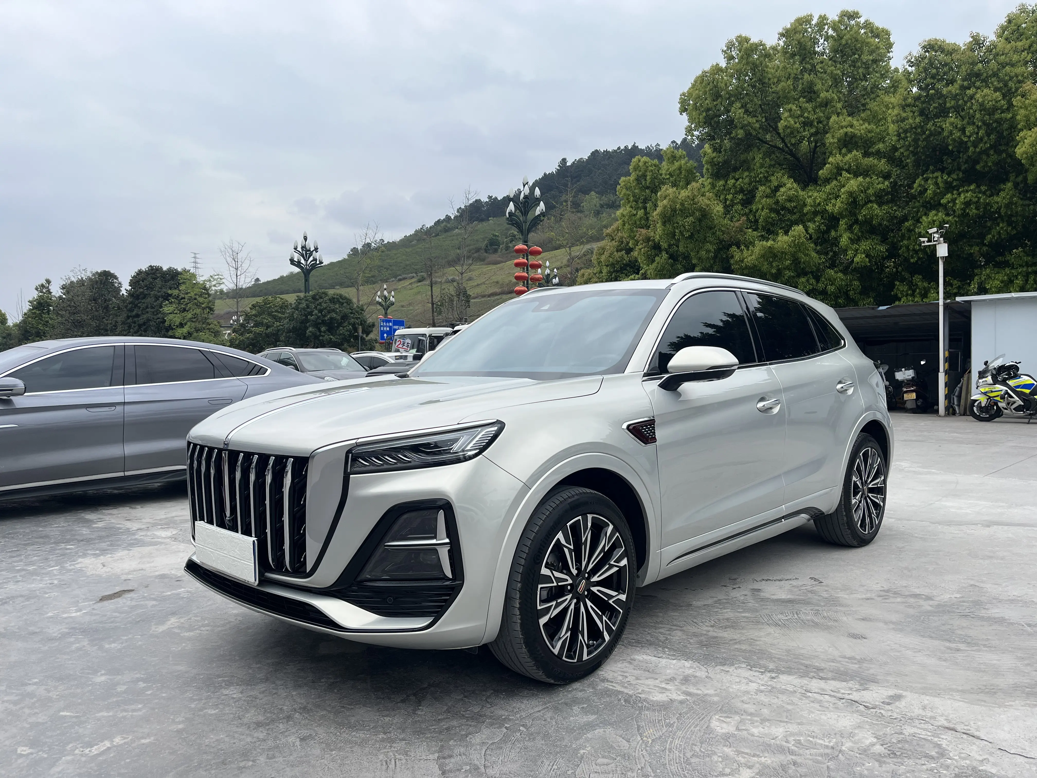 Hongqi HS5
