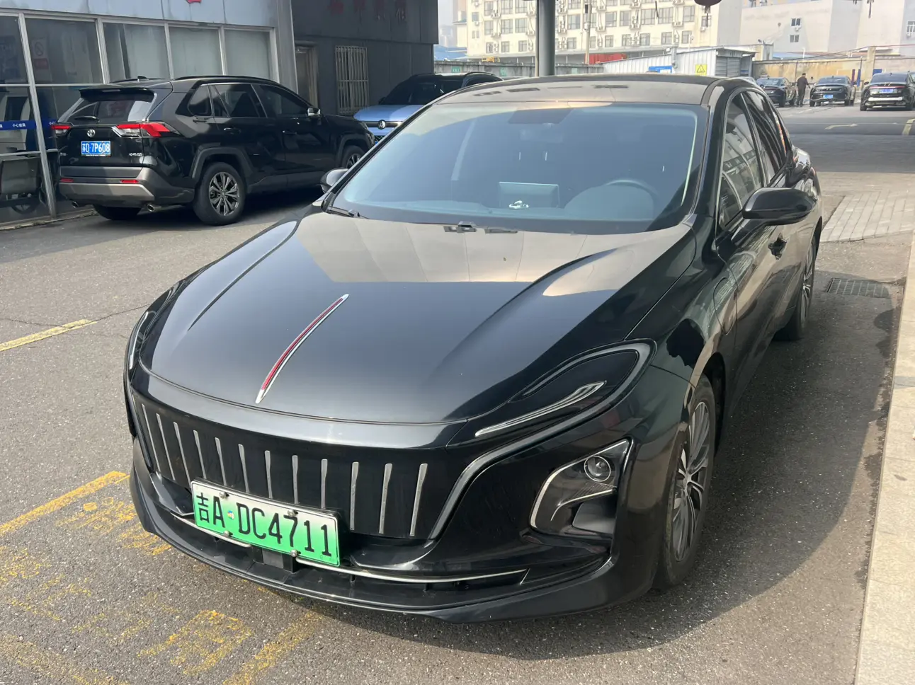 Hongqi E-QM5