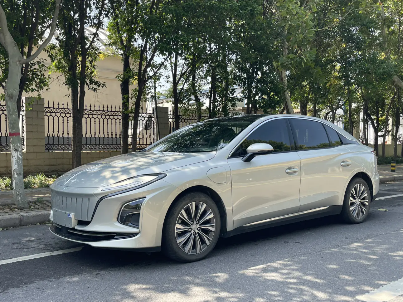 Hongqi E-QM5