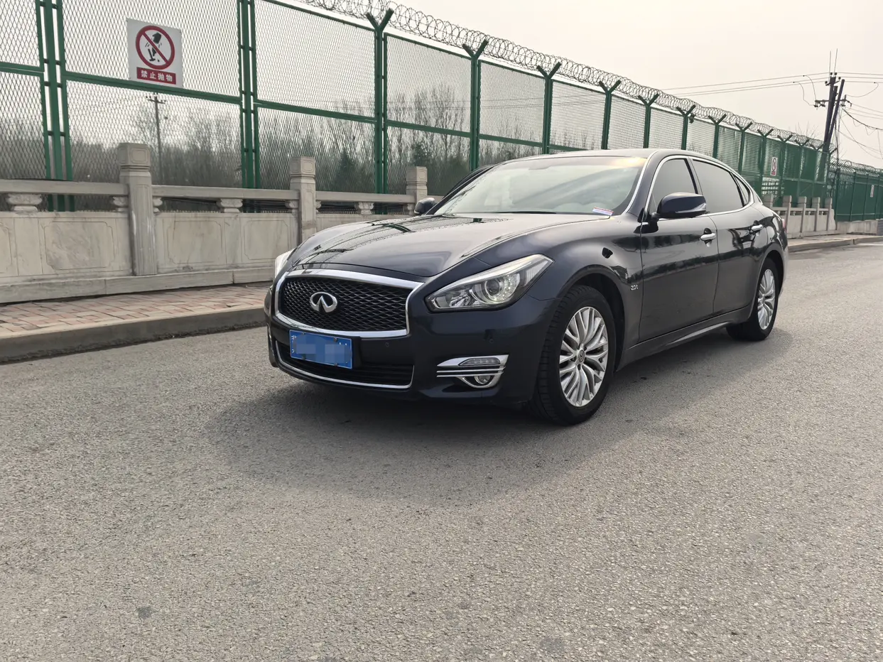 Infiniti Q70