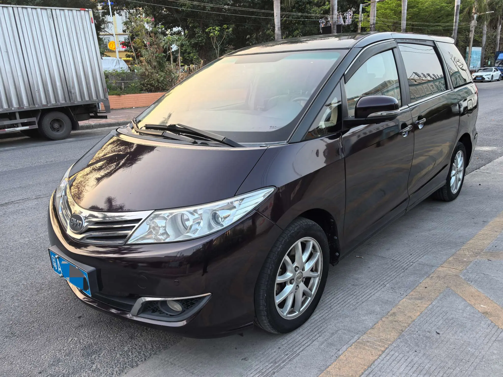 BYD M6