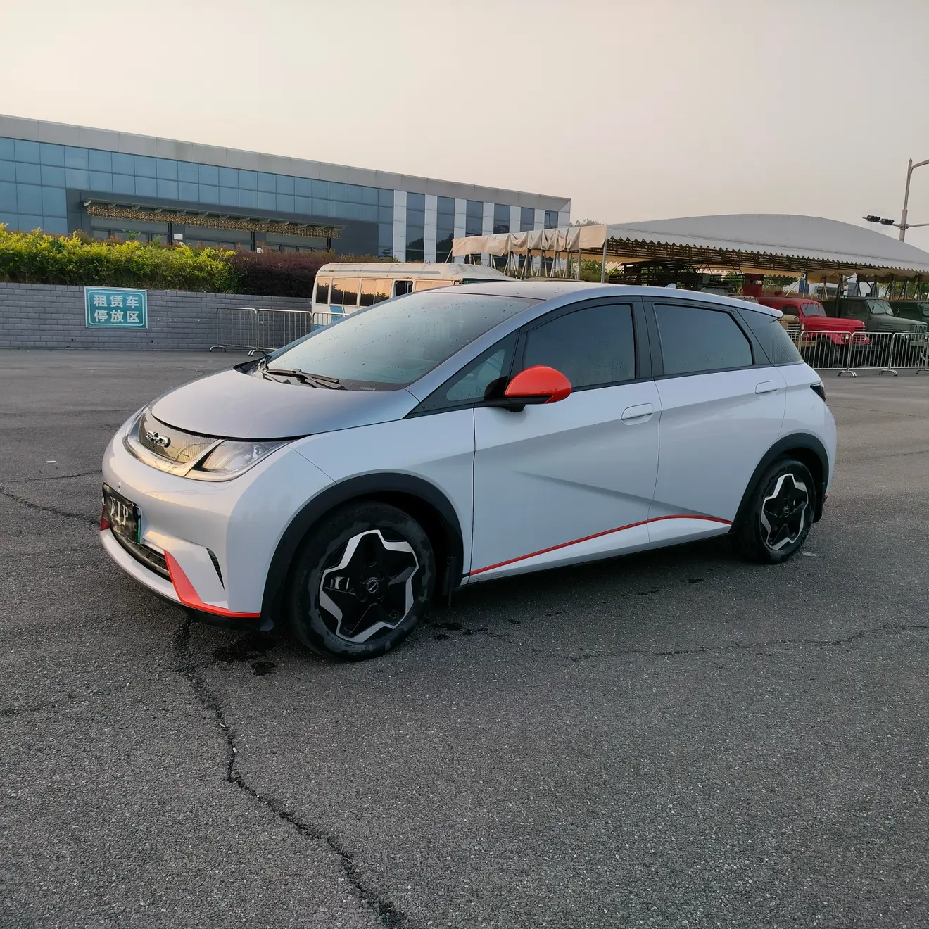 BYD Dolphin  из Китая