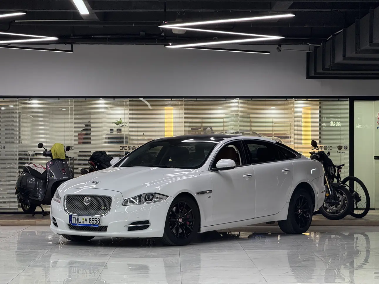 Jaguar XJ