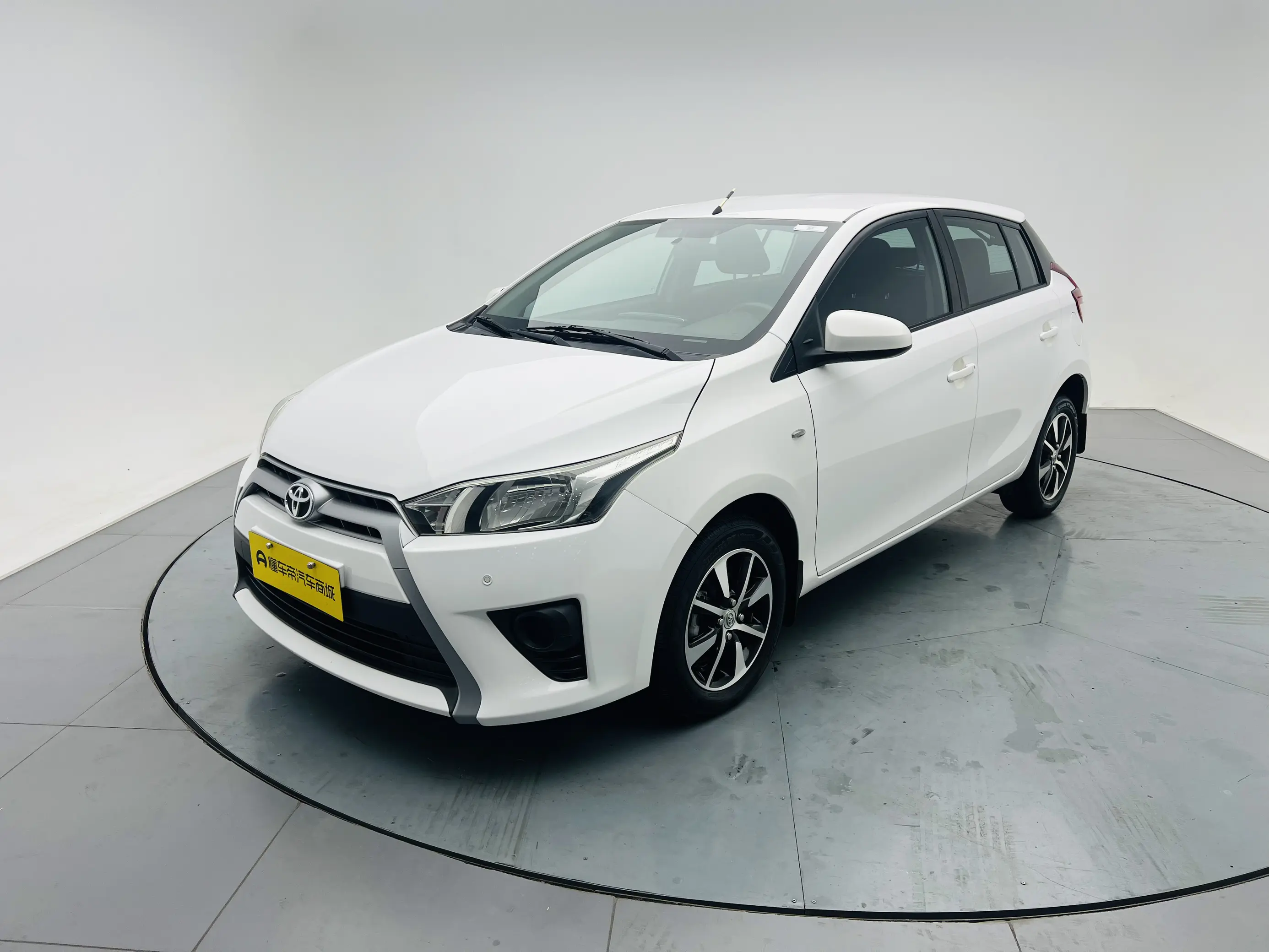 Toyota Yaris L  из Китая