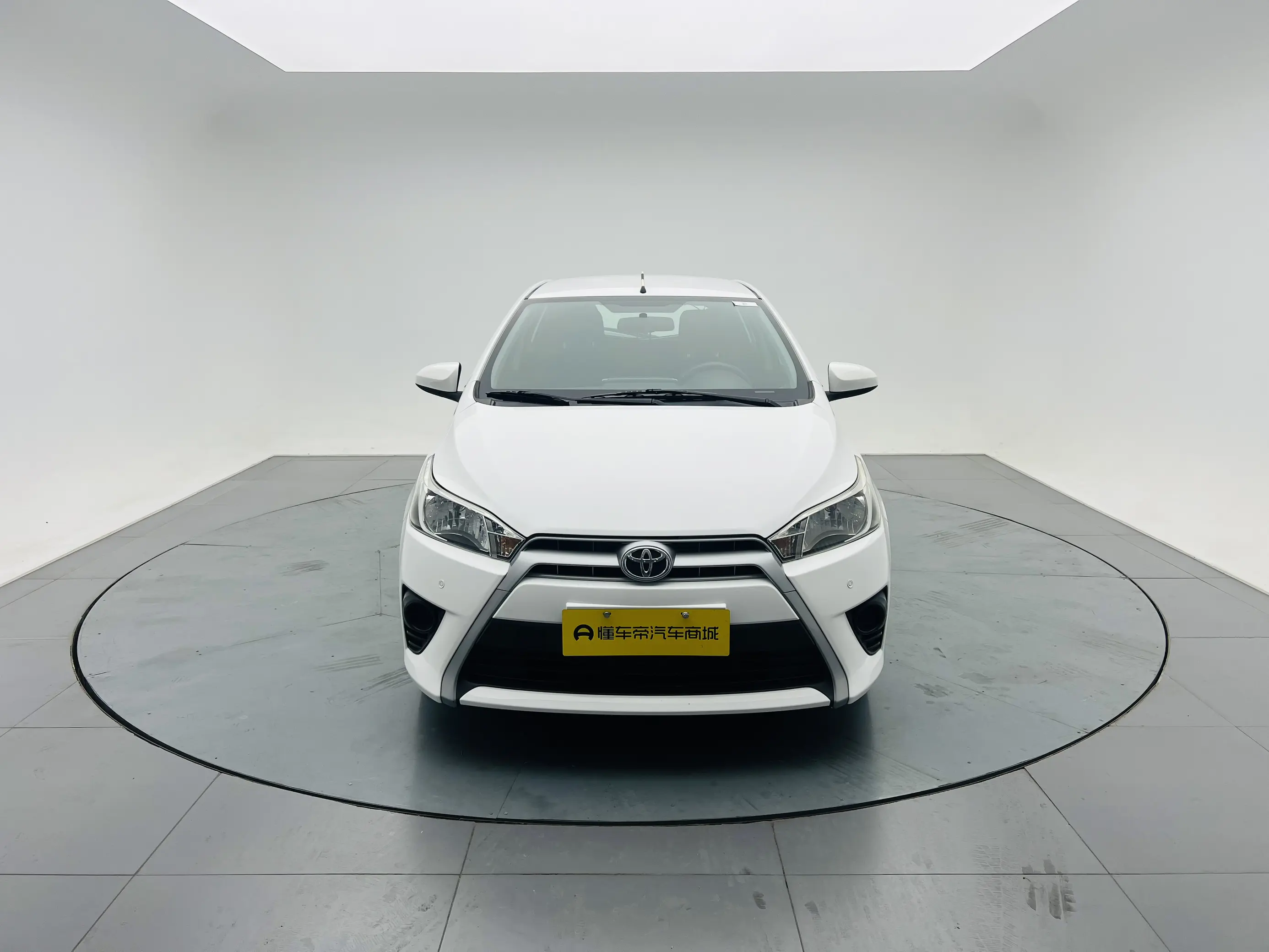 Toyota Yaris L  из Китая