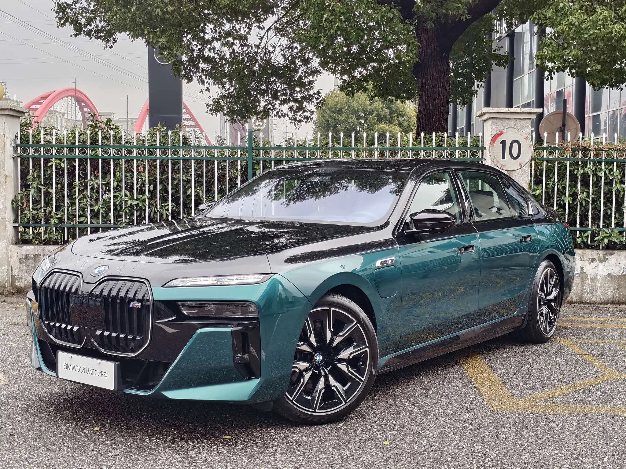 BMW i7