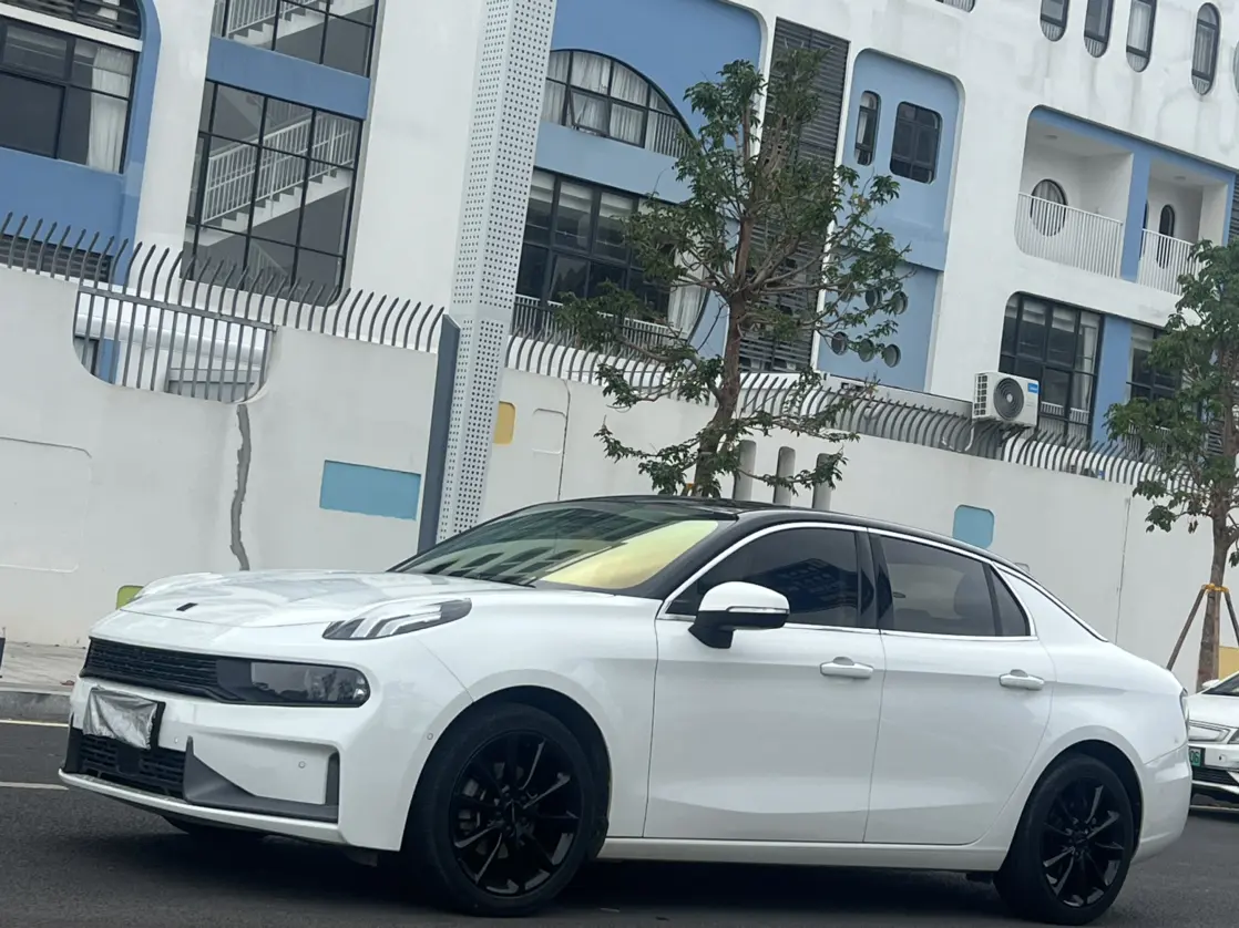 Lynk & Co 03