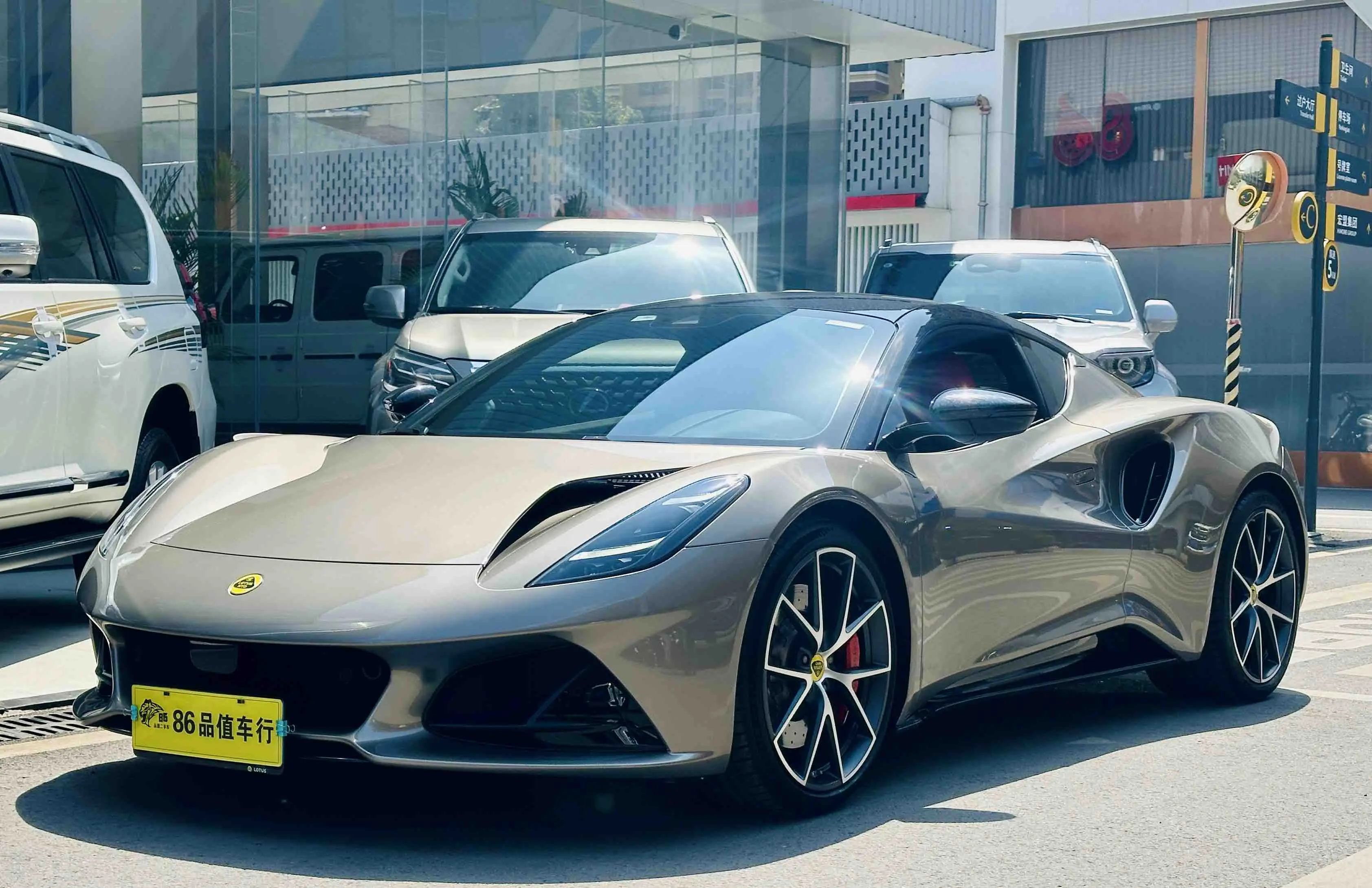 Lotus Emira  из Китая