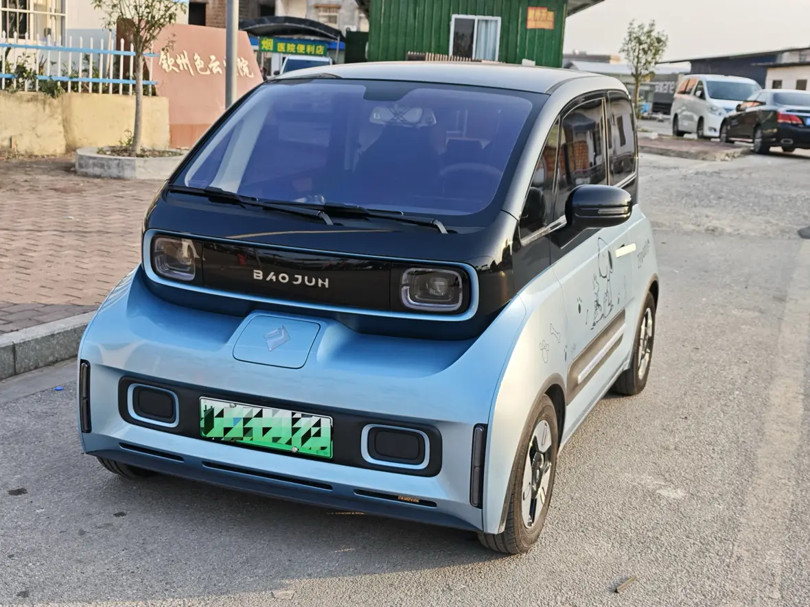 Baojun E300  из Китая