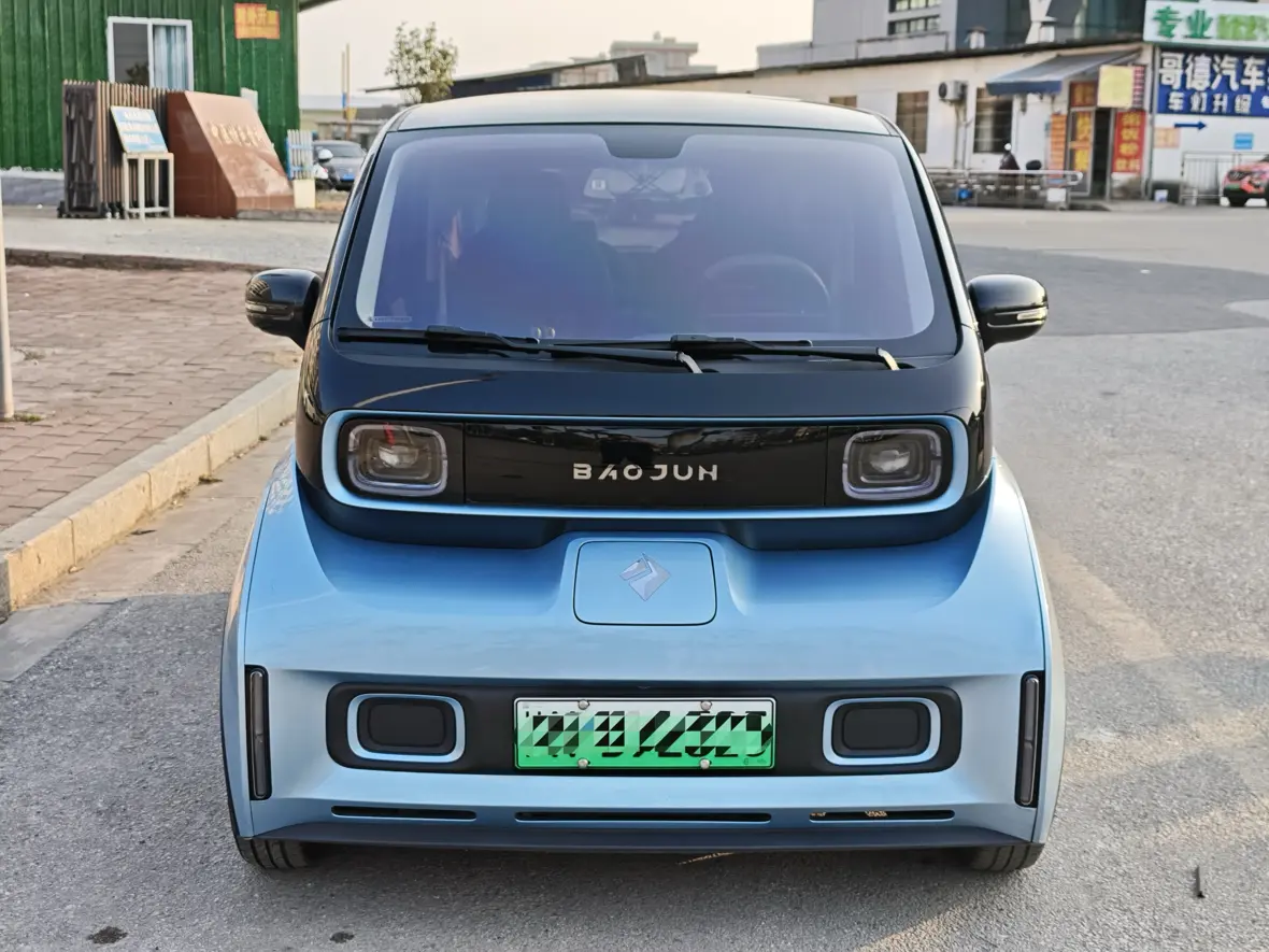 Baojun E300  из Китая