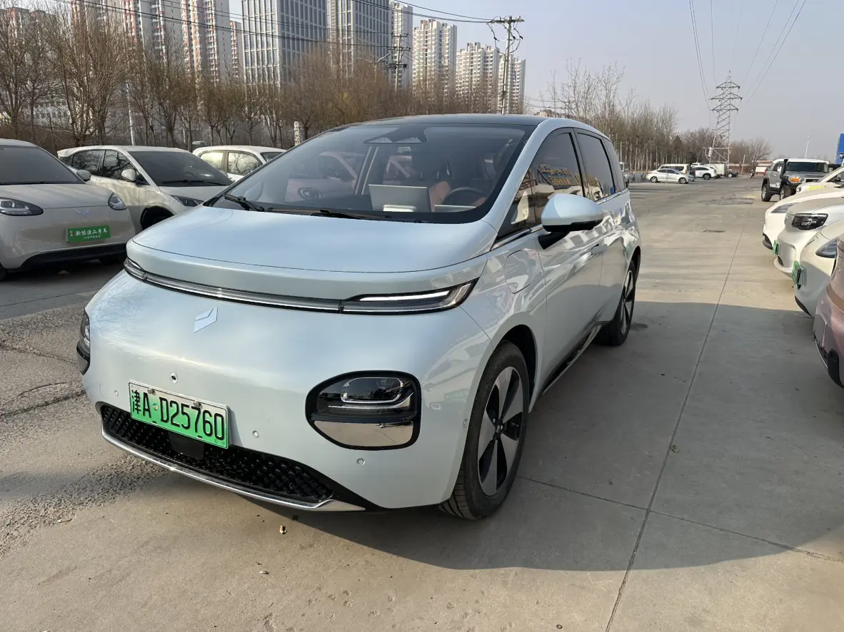Baojun Clouds  из Китая