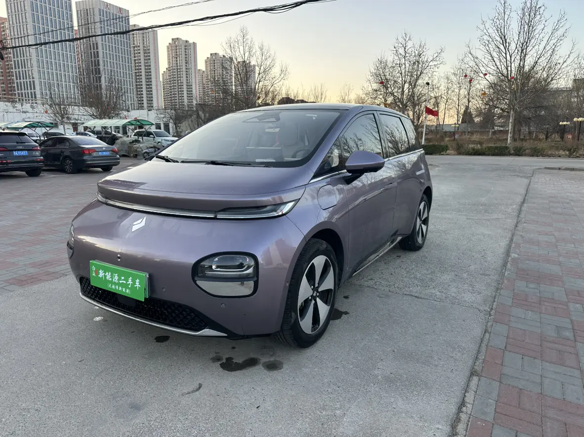 Baojun Clouds  из Китая