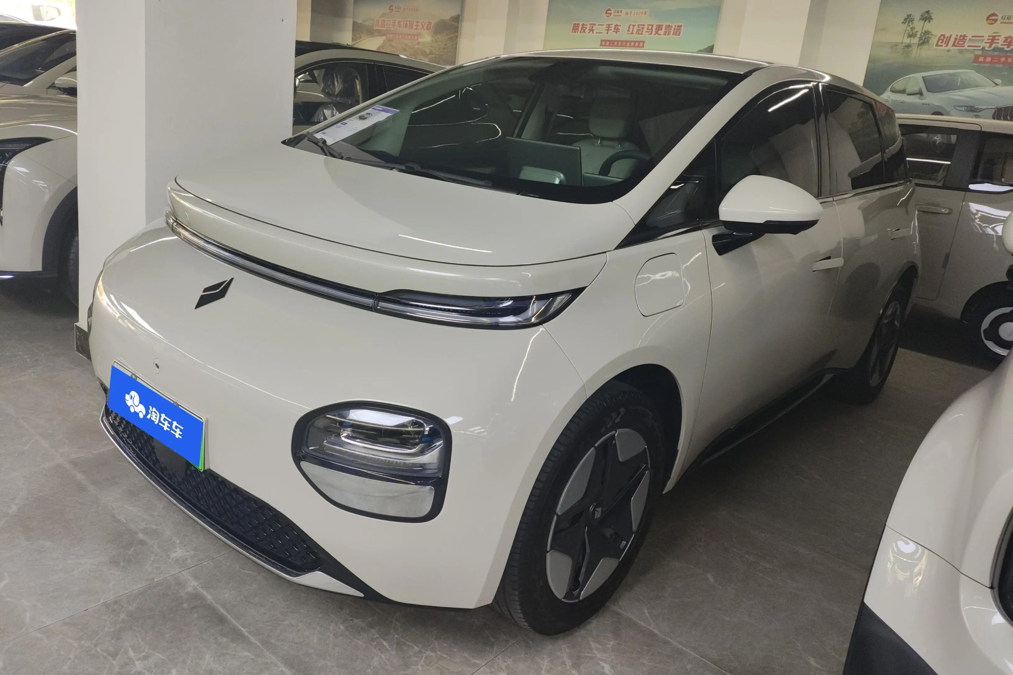 Baojun Clouds  из Китая