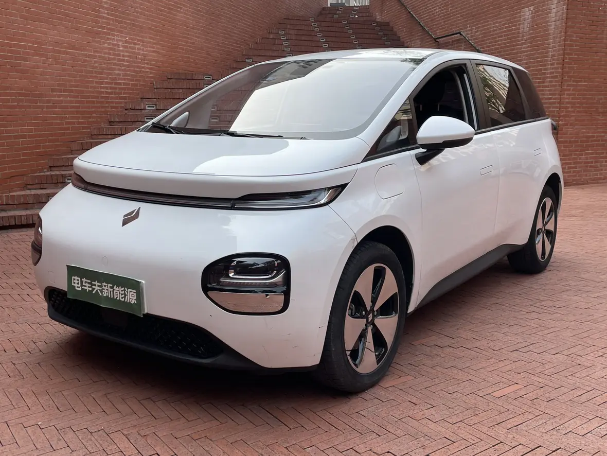 Baojun Clouds  из Китая