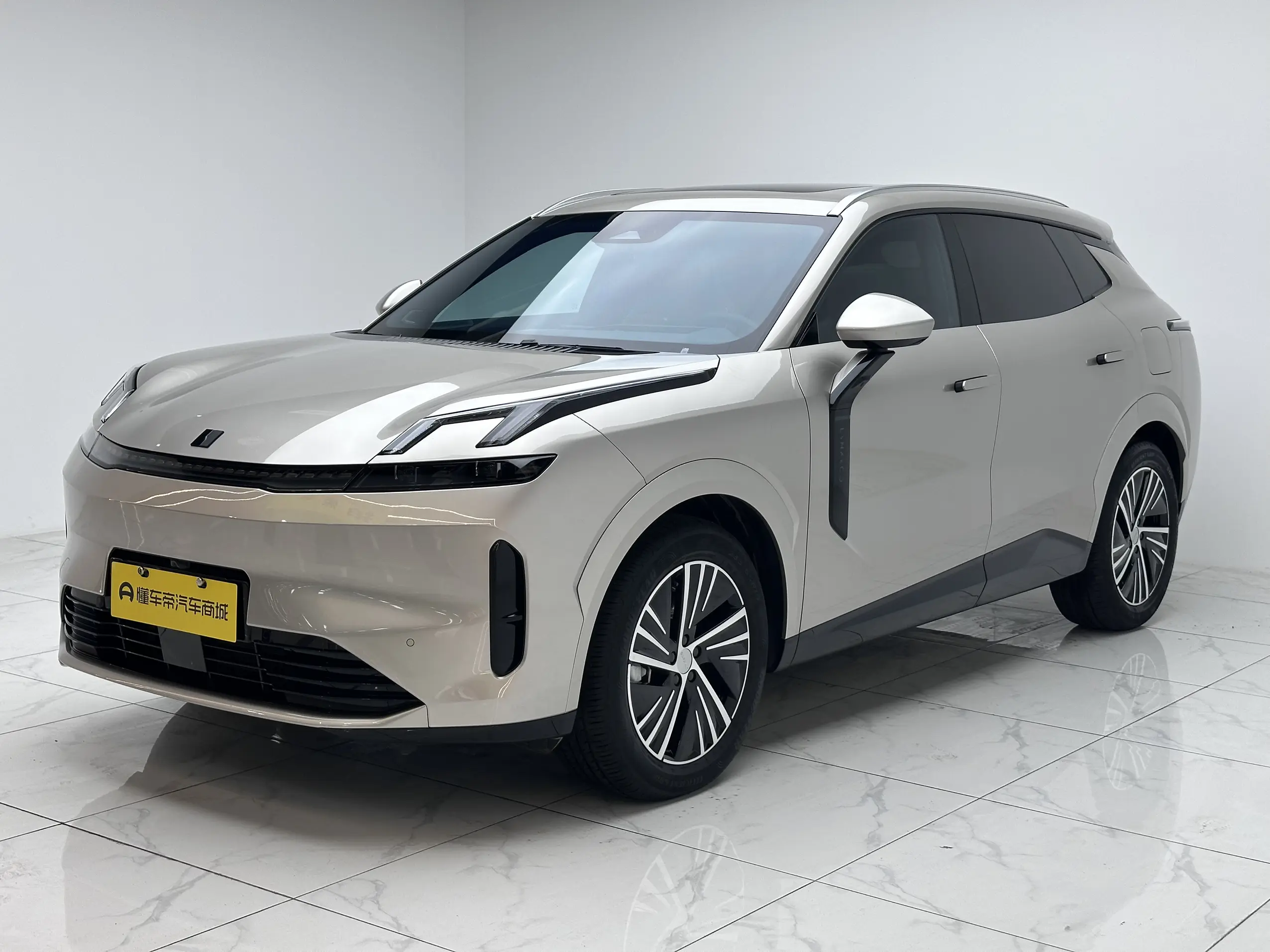 Lynk & Co 08 EM-P