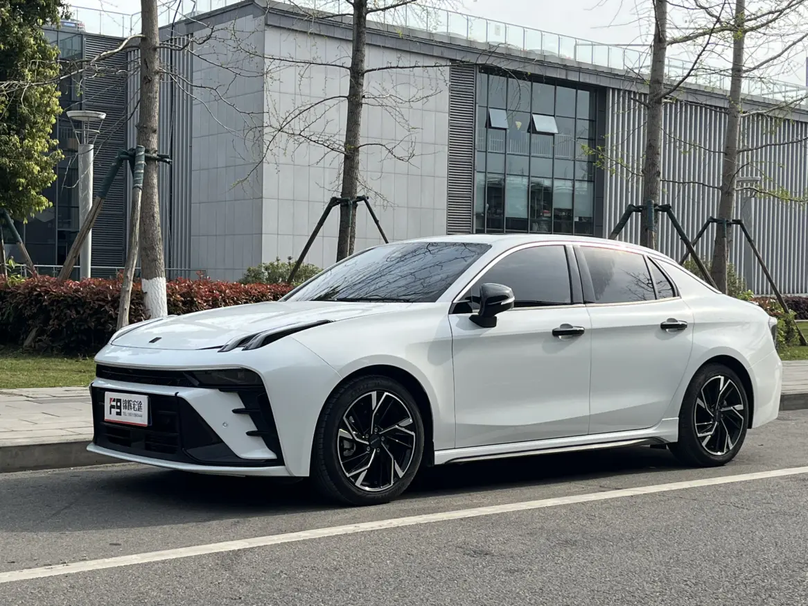 Lynk & Co 03