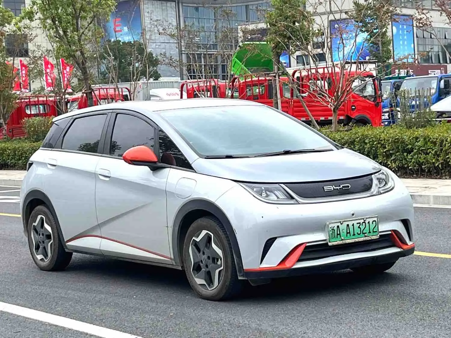 BYD Dolphin  из Китая