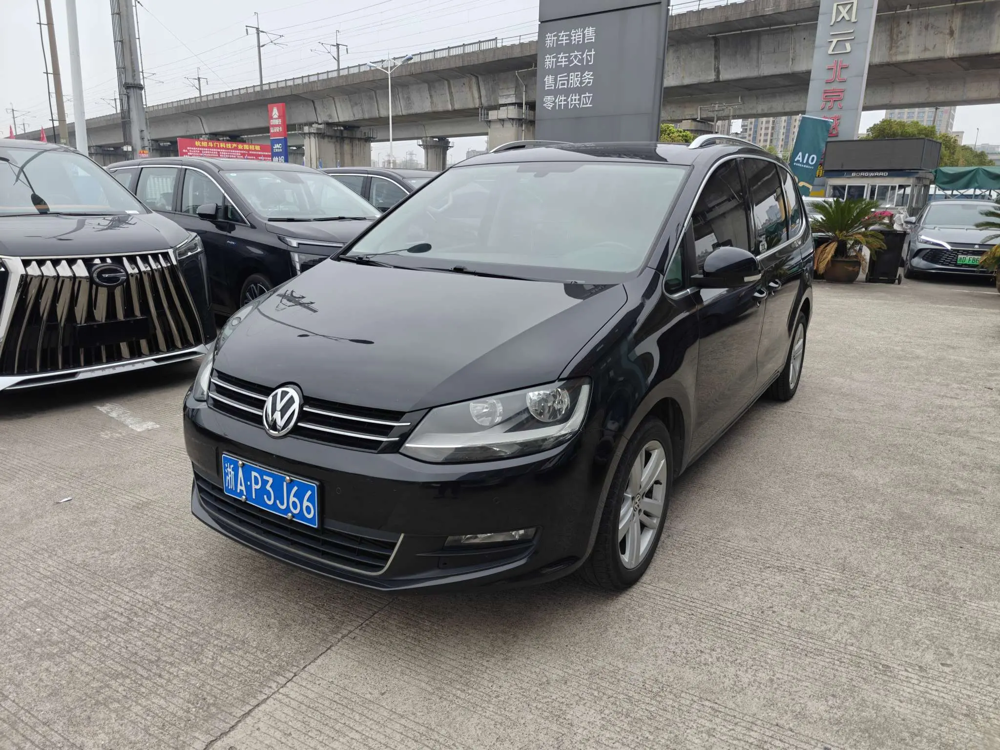 Volkswagen Sharon
