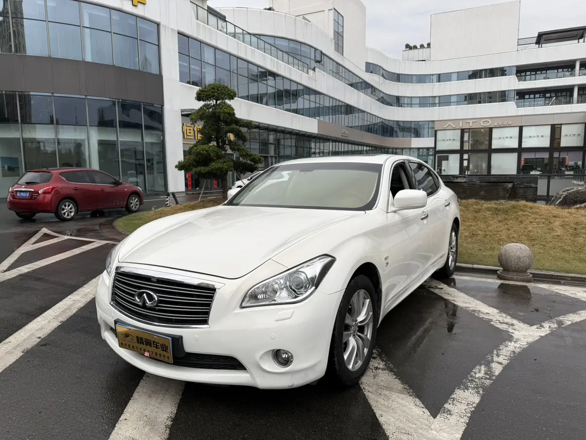 Infiniti Q70