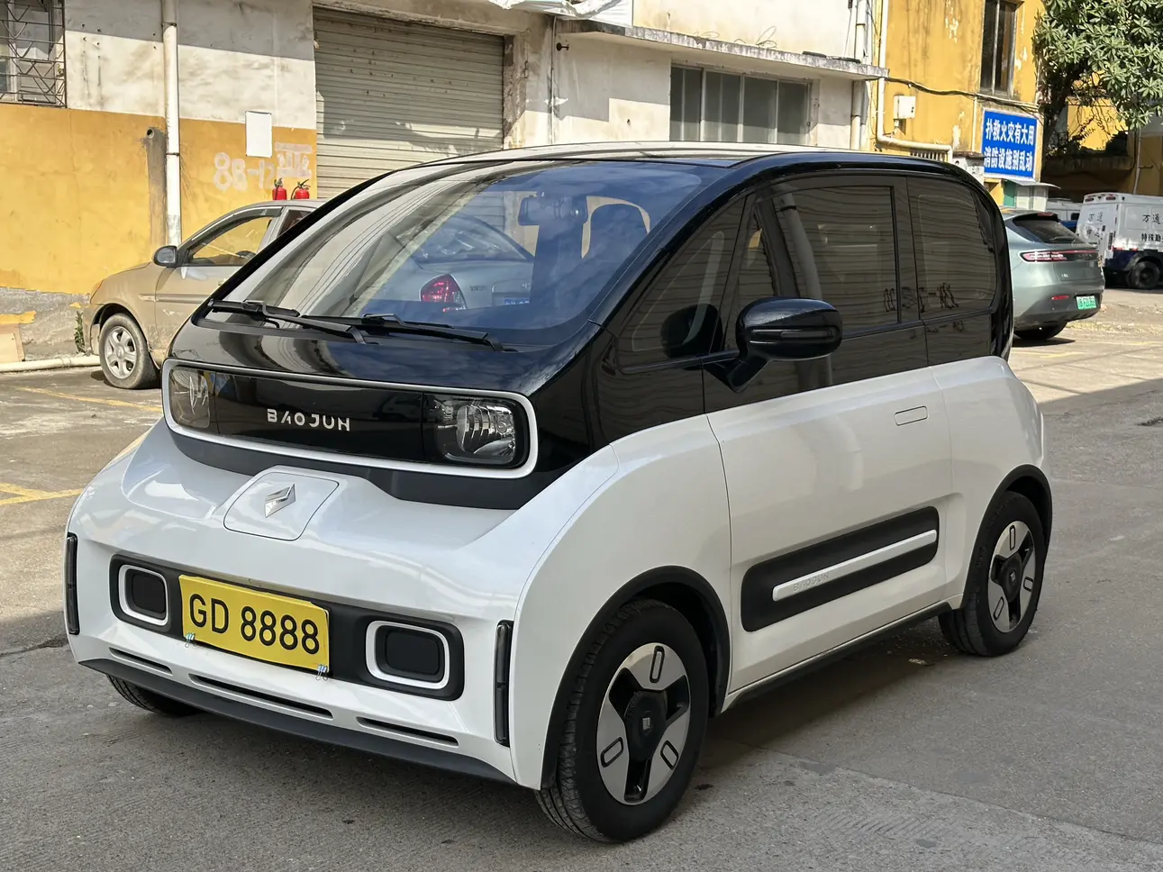 Baojun E300  из Китая
