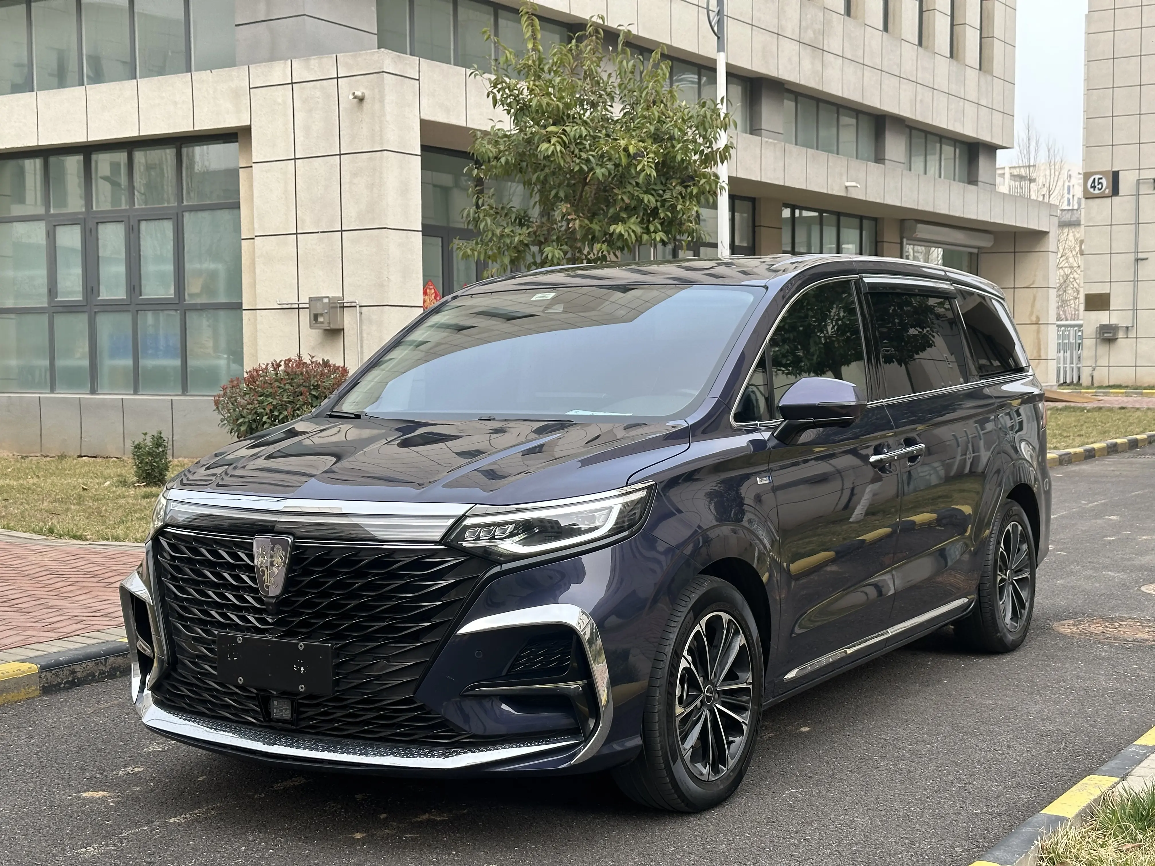 Roewe iMAX8