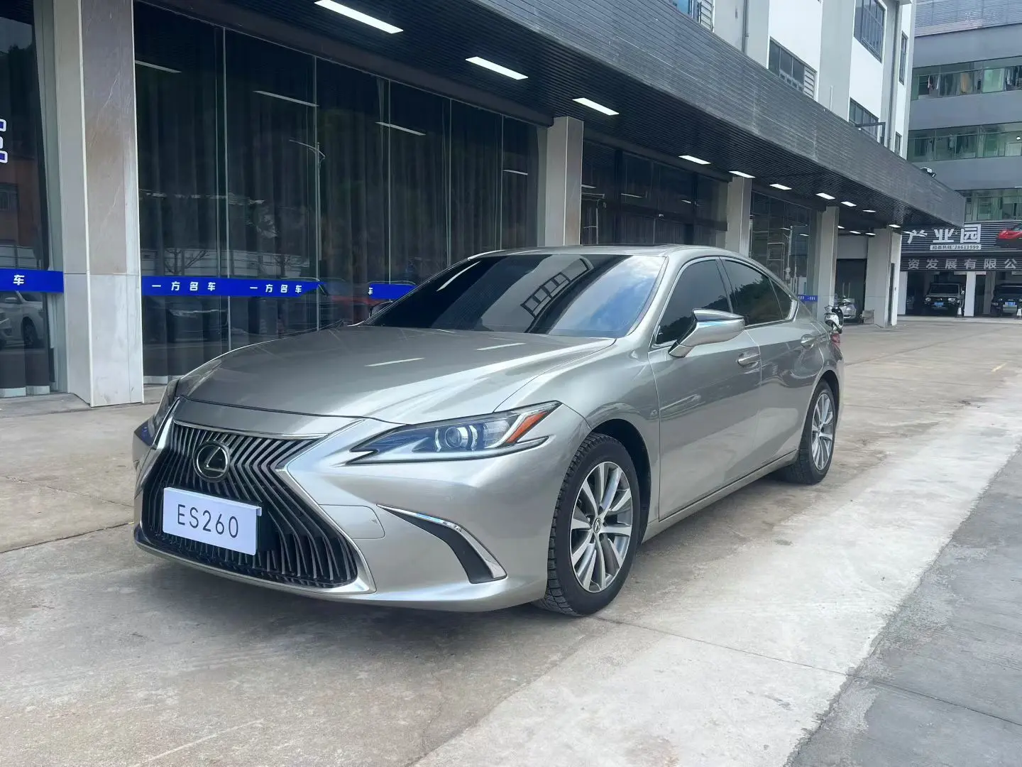 Lexus ES