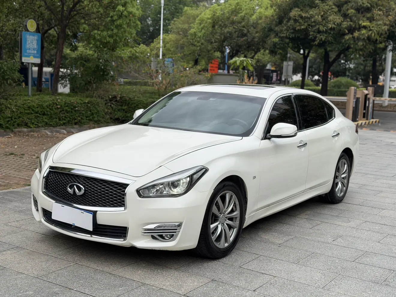 Infiniti Q70