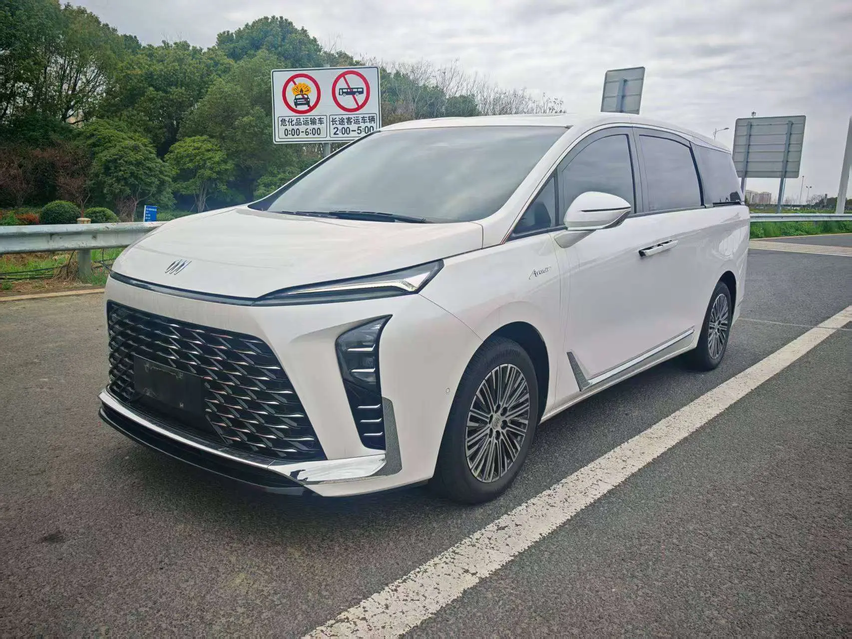 Buick GL8 PHEV  из Китая