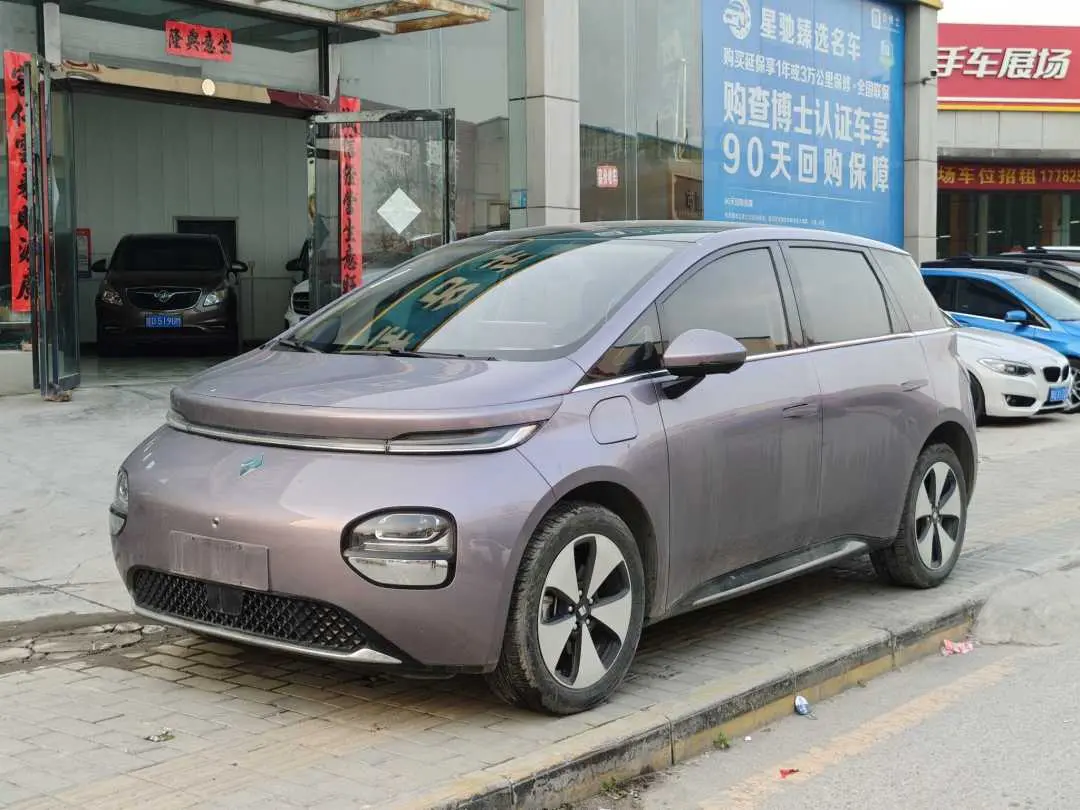 Baojun Clouds  из Китая