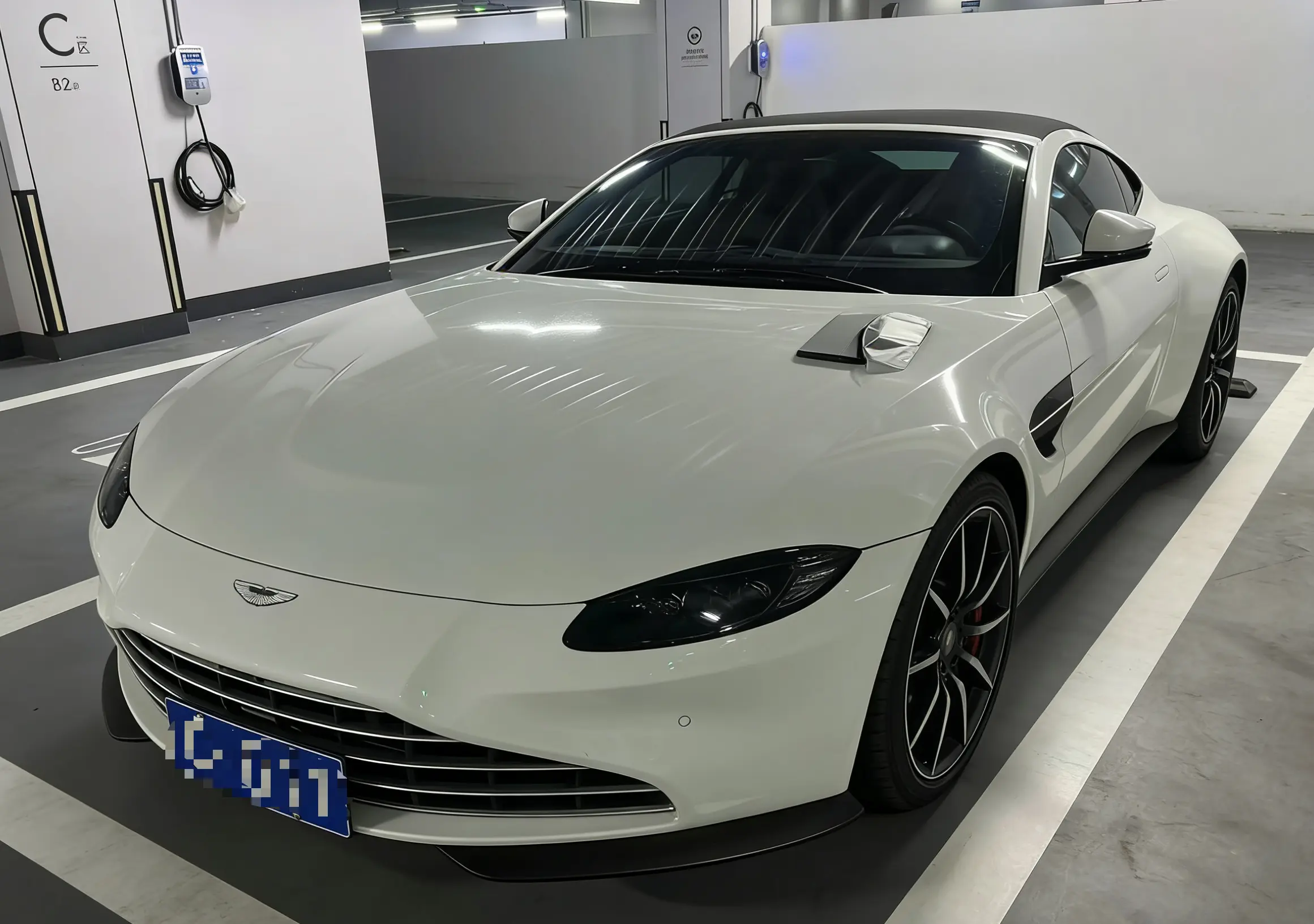 Aston Martin Vantage  из Китая