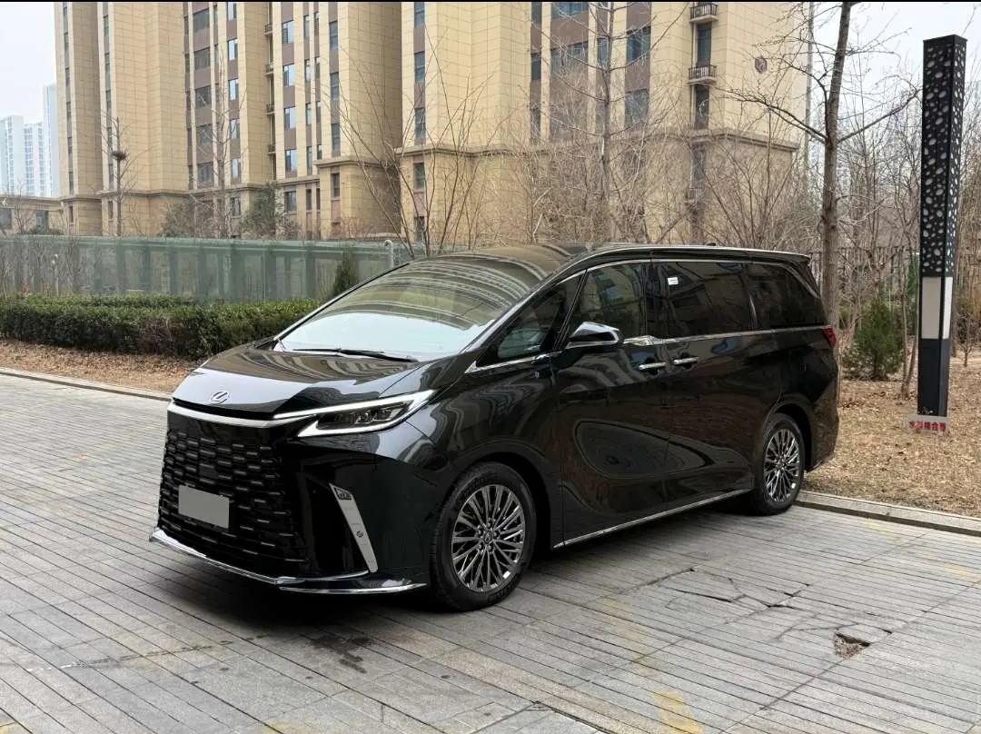 Lexus LM