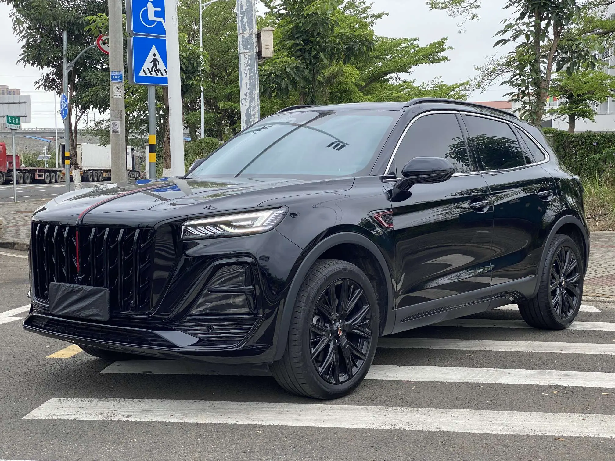 Hongqi HS5