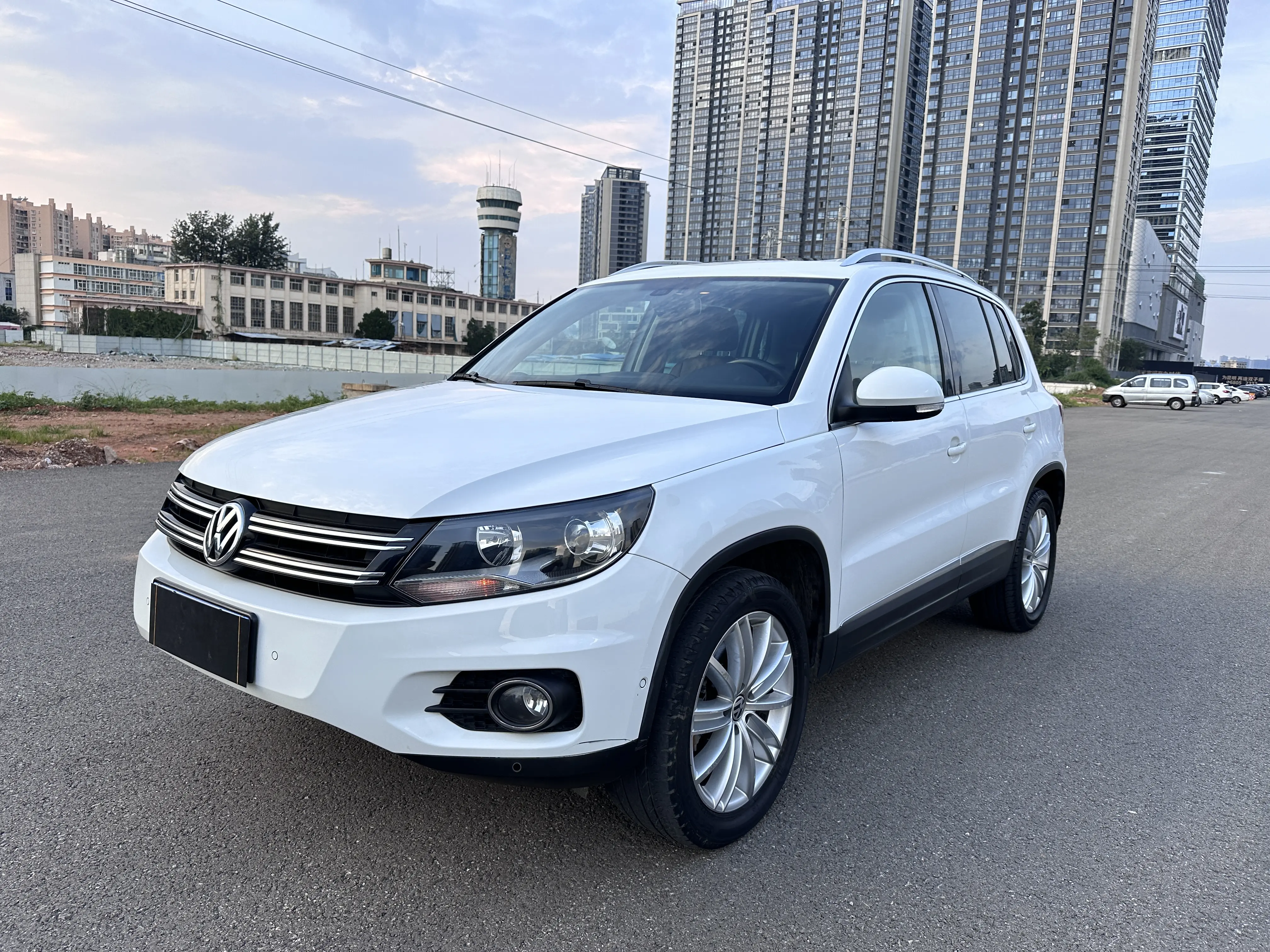 Volkswagen Tiguan (Tharu)