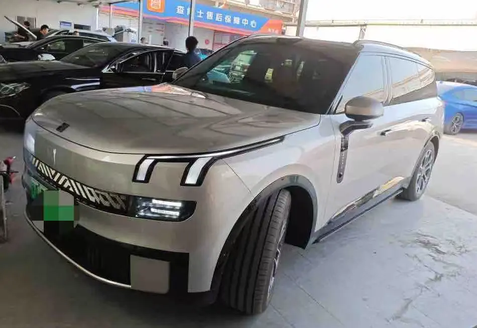 Lynk & Co 900