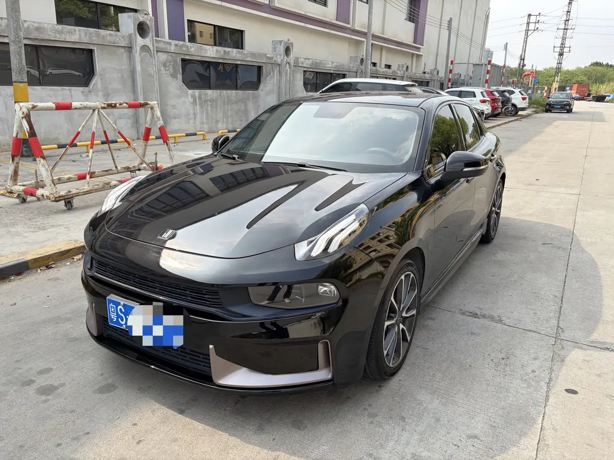 Lynk & Co 03